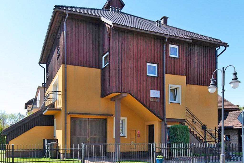 fronowa elewacja ekskluzywnej willi na sprzedaż nad morzem