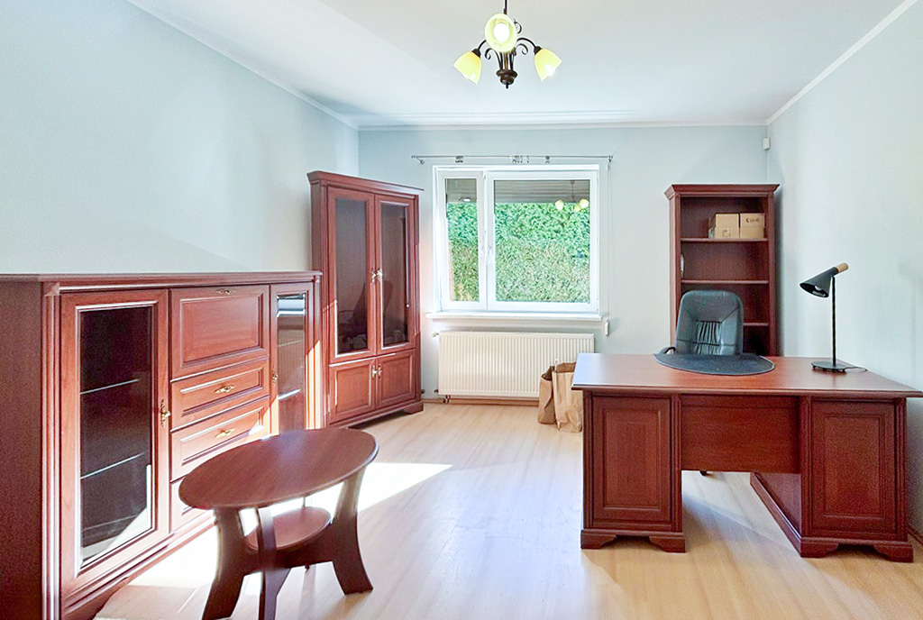 fragment gabinetu w luksusowej willi do wynajmu Szczecin (okolice)