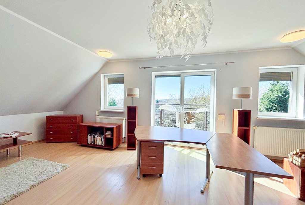 słoneczne pomieszczenie na terenie ekskluzywnej willi na wynajem Szczecin (okolice)