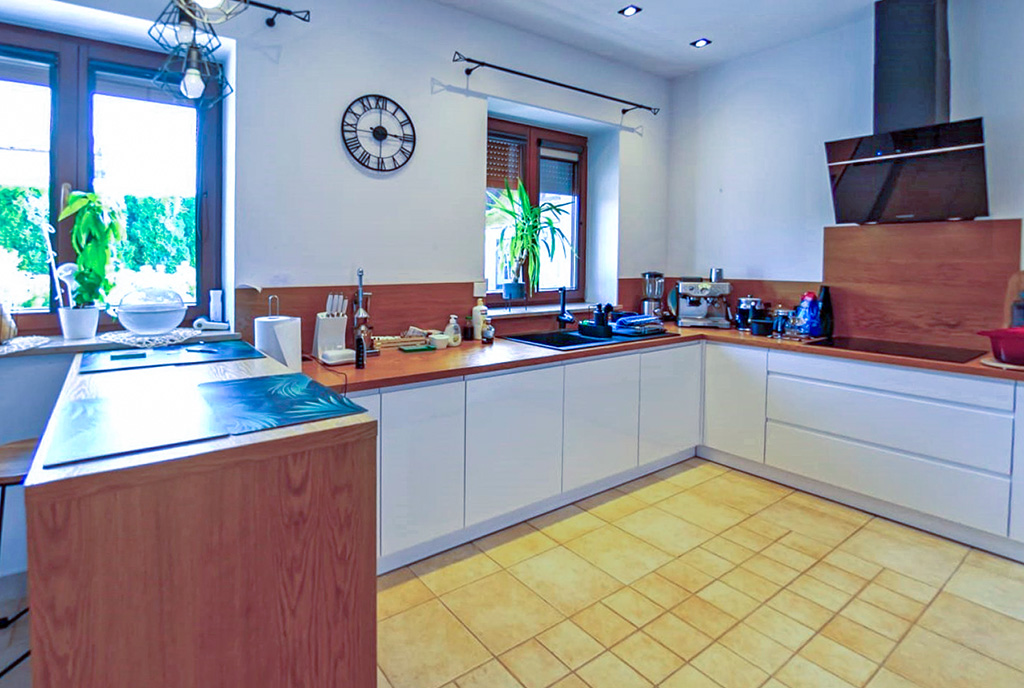 fragment kuchni w luksusowej willi na sprzedaż Bielsko-Biała okolice