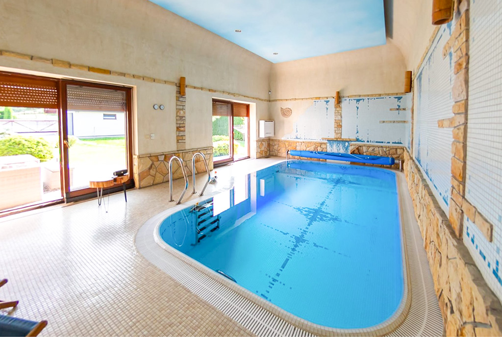 prywatny basen na terenie ekskluzywnej willi na sprzedaż Bielsko-Biała okolice