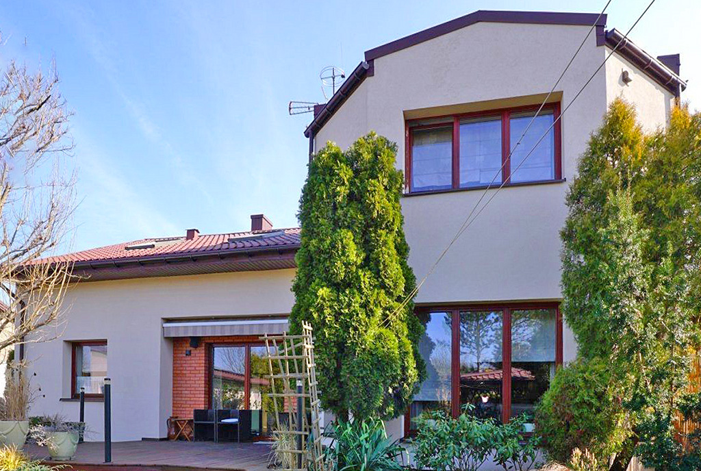 widok od strony ogrodu na ekskluzywną willę na sprzedaż Piotrków Trybunalski okolice