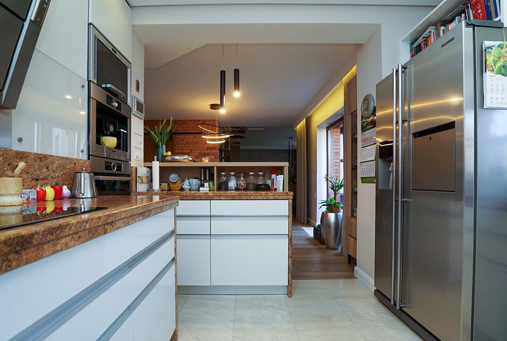 fragment kuchni w luksusowej willi na sprzedaż Piotrków Trybunalski okolice