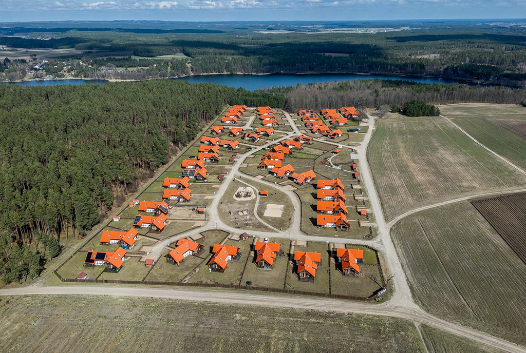 zdjęcie z lotu ptaka pokazujące od góry ekskluzywną willę na sprzedaż Słupsk okolice