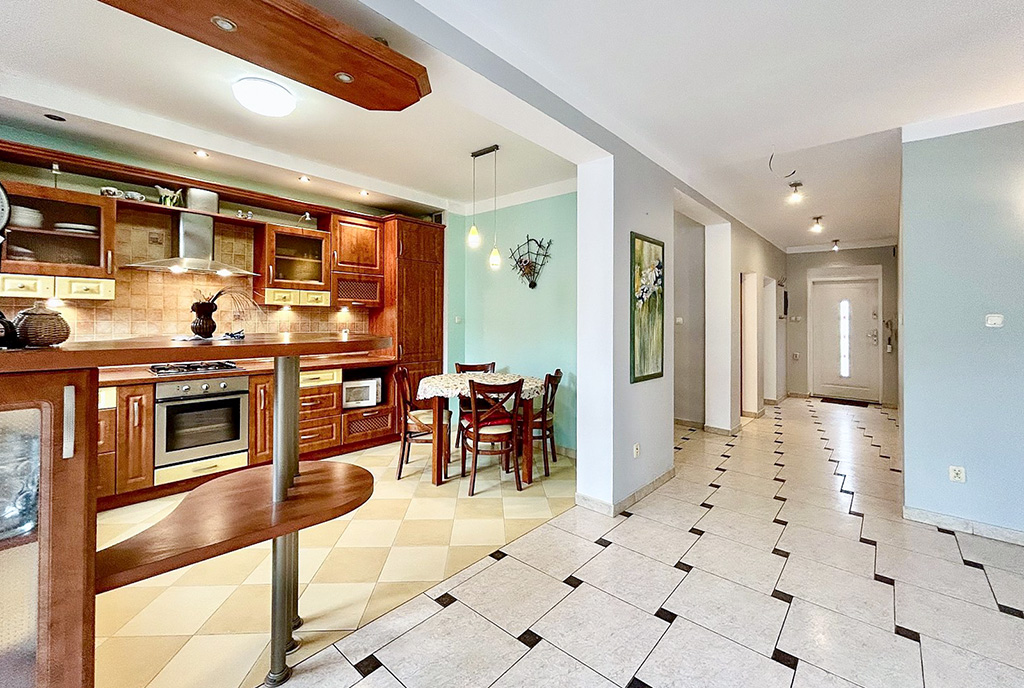 po lewej kuchniam, po prawej hol w ekskluzywnej willi do sprzedaży Słupsk