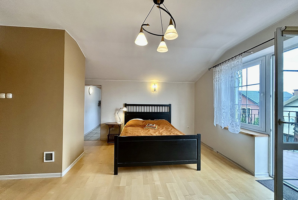 widok na sypialnię w luksusowej willi na sprzedaż Słupsk