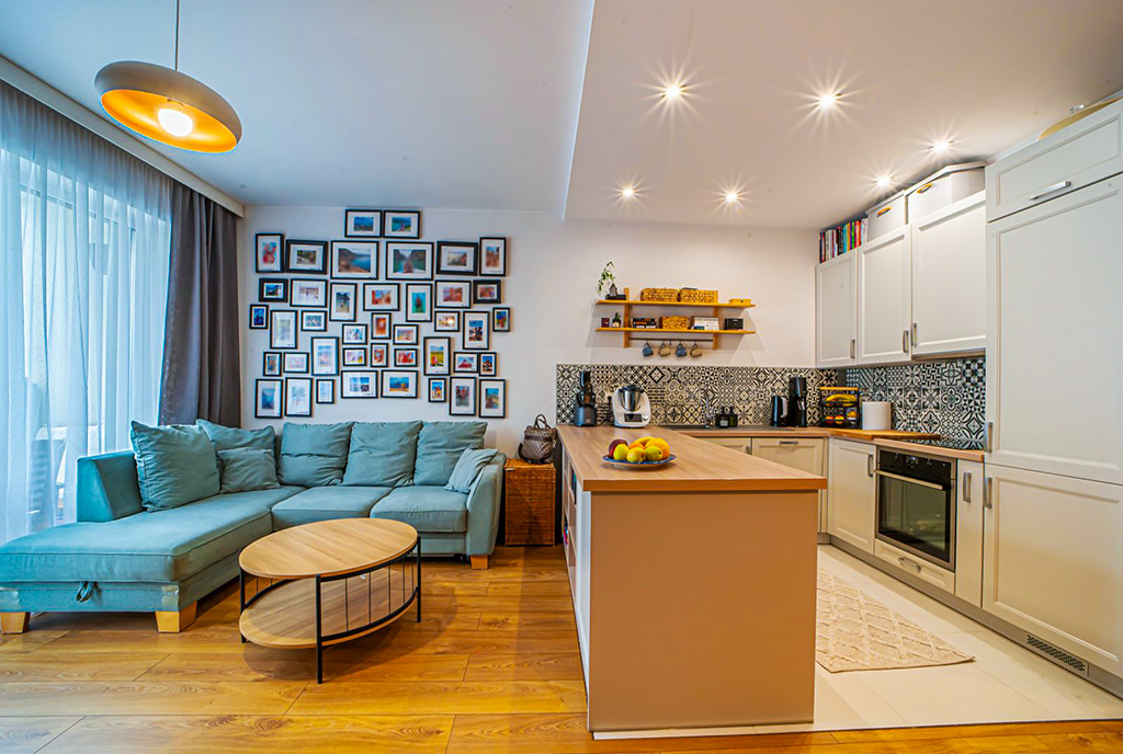 po lewej salon, po prawej kuchnia w luksusowym apartamencie na sprzedaż Bolesławiec