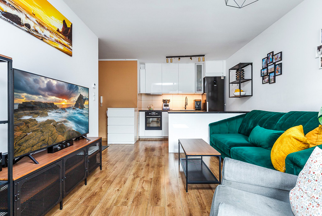 widok z salonu na kuchnię w ekskluzywnym apartamencie do sprzedaży Gdynia okolice