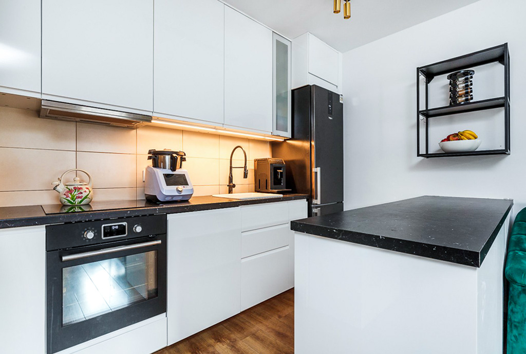 imponujące oświetlenie w kuchni w luksusowym apartamencie na sprzedaż Gdynia okolice