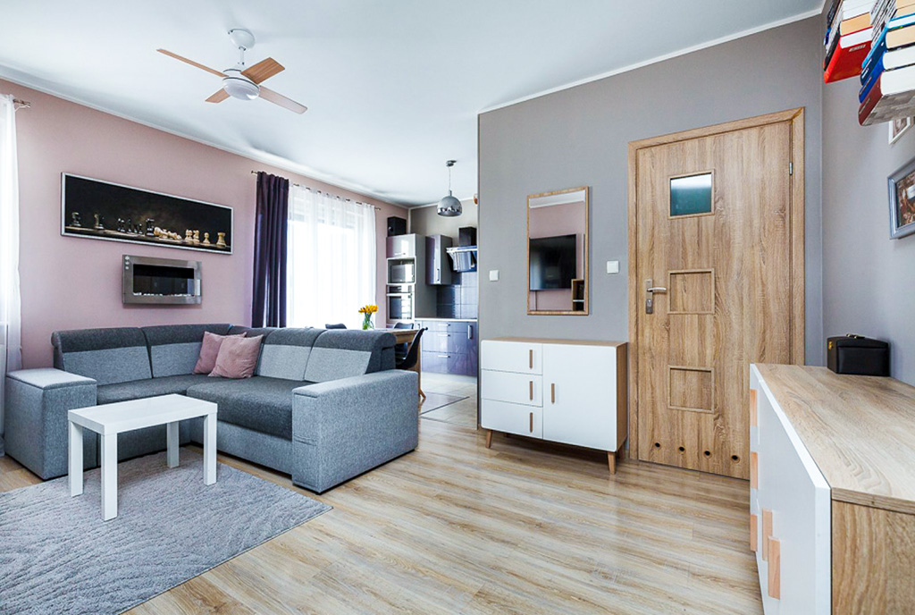 komfortowy salon w ekskluzywnym apartamencie do sprzedaży Gdynia okolice