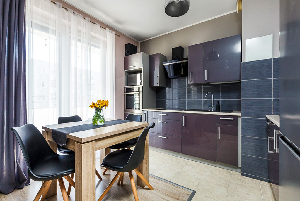 po lewej jadalnia, po prawej kuchnia w luksusowym apartamencie na sprzedaż Gdynia okolice