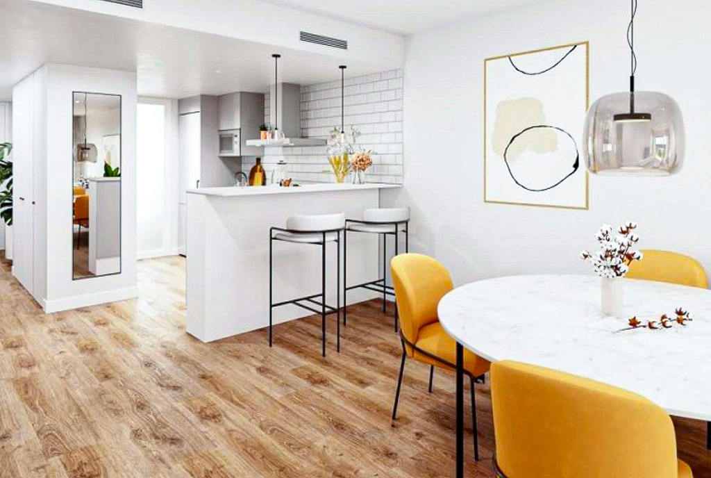 na zdjęciu widzimy jadalnię, a w oddali aneks kuchenny w luksusowym apartamencie na sprzedaż Hiszpania Gran Alacant