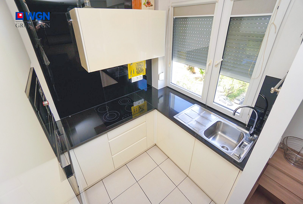 na zdjęciu kuchnia w luksusowym apartamencie na sprzedaż Konin