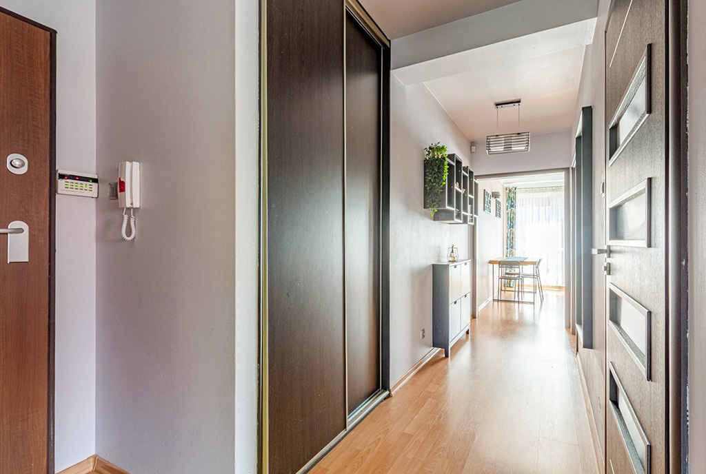 praktyczny przedpokój w ekskluzywnym apartamencie na sprzedaż Poznań