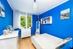 niebieskie ściany w pokoju dla dziecka w ekskluzywnym apartamencie na sprzedaż Warszawa