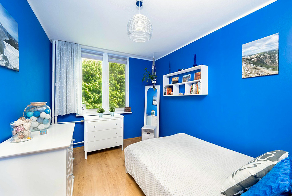 niebieskie ściany w pokoju dla dziecka w ekskluzywnym apartamencie na sprzedaż Warszawa
