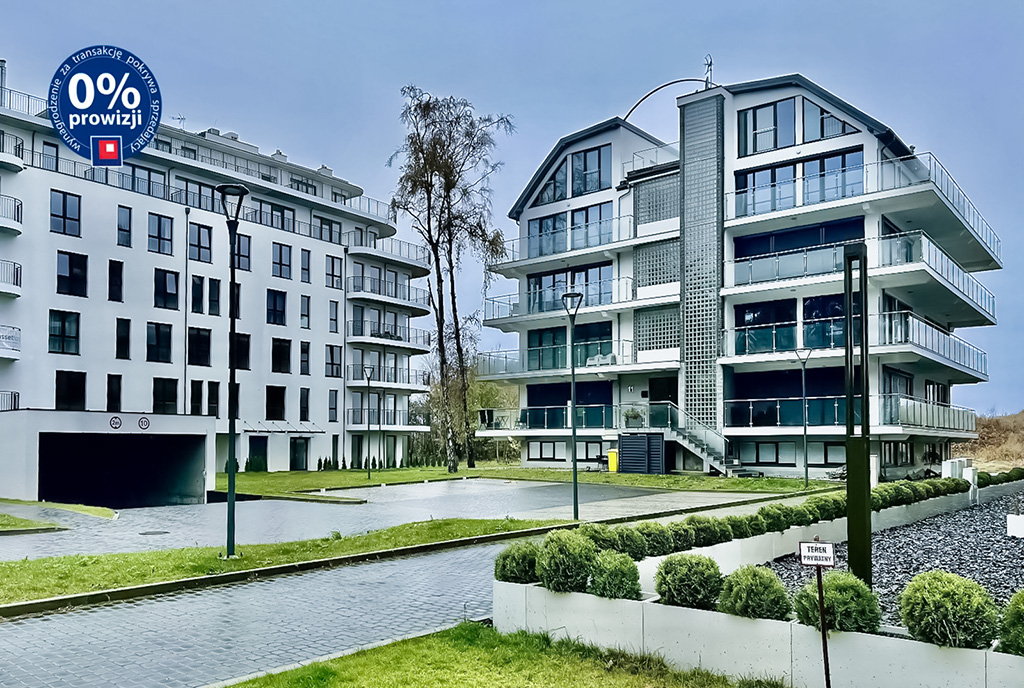 nowoczesne osiedle, na którym znajduje się ekskluzywny apartament na sprzedaż nad morzem