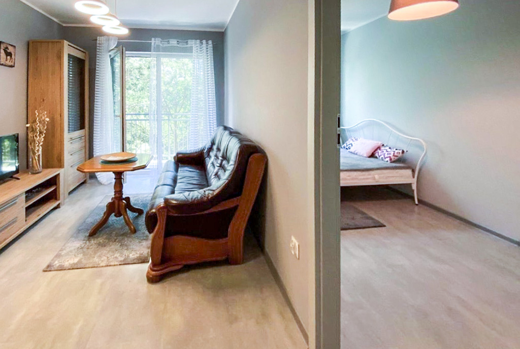 po lewej salon, po prawej sypialnia w luksusowym apartamencie do wynajmu Szczecin