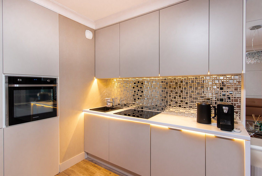 gusatownie oświetlona kuchnia w luksusowym apartamencie do wynajmu Szczecin