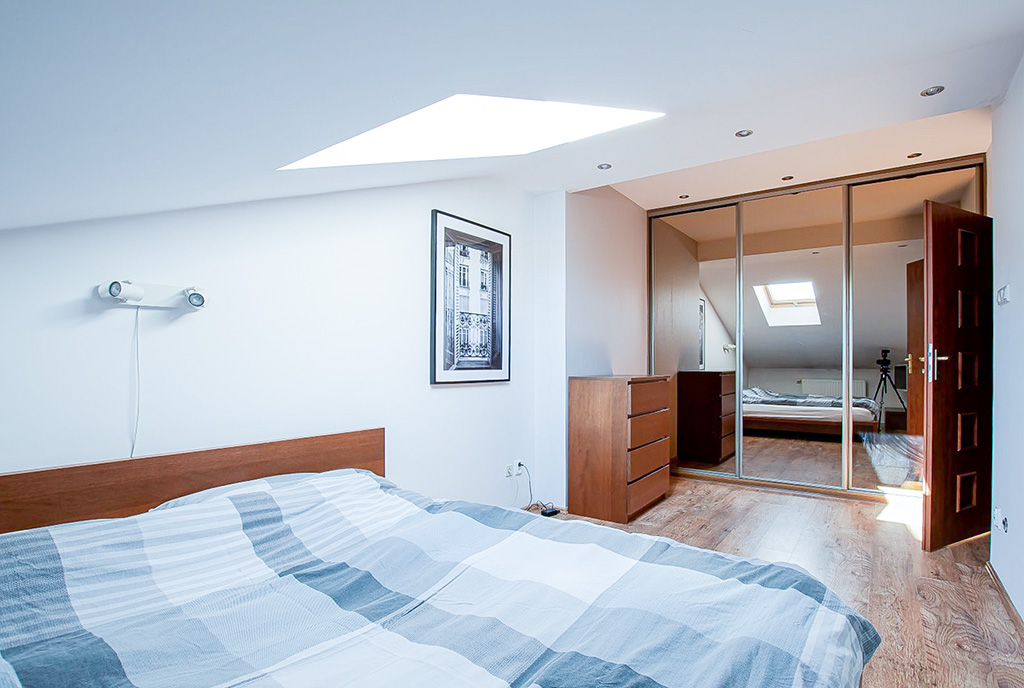 zdjęcie prezentuje sypialnię w ekskluzywnym apartamencie na wynajem Wrocław okolice
