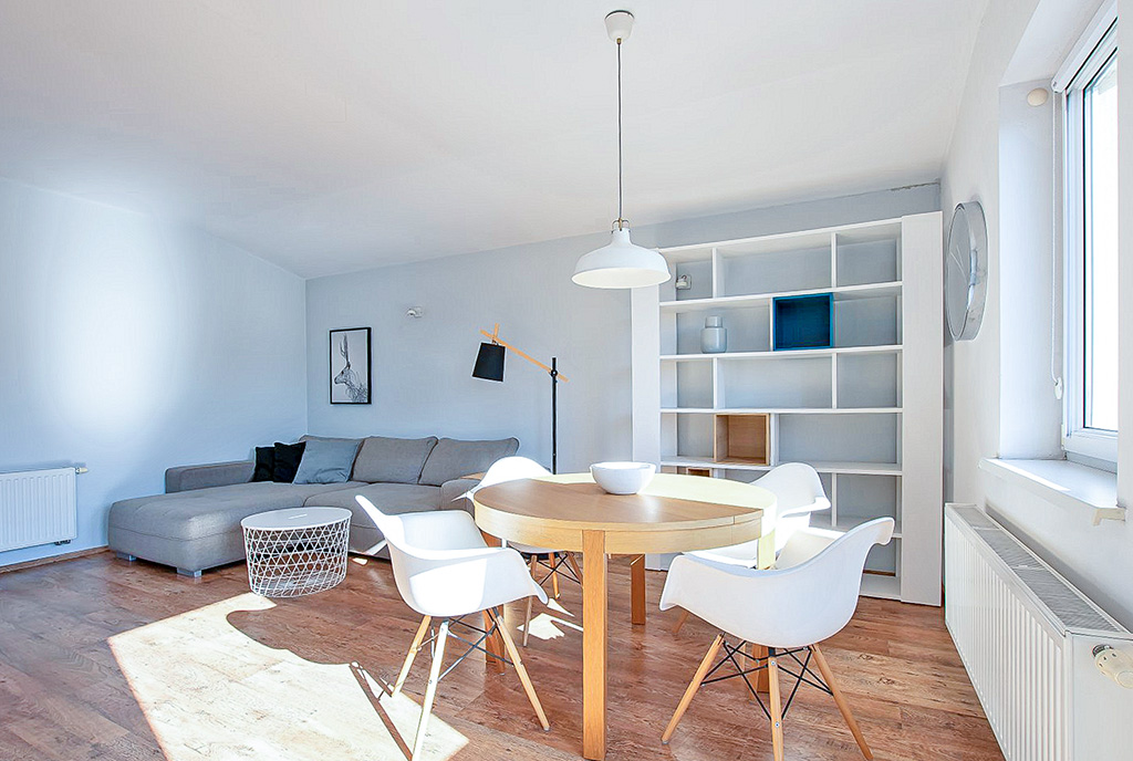 na pierwszym planie jadalnia w luksusowym apartamencie do wynajmu Wrocław okolice