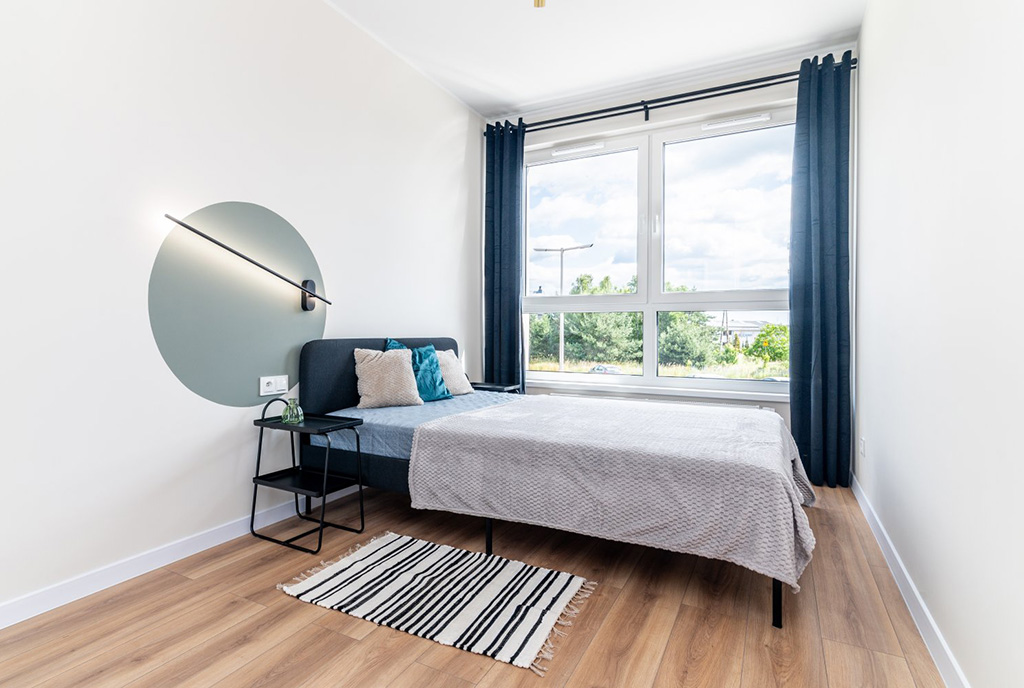 na zdjęciu sypialnia w ekskluzywnym apartamencie na wynajem Gdynia okolice
