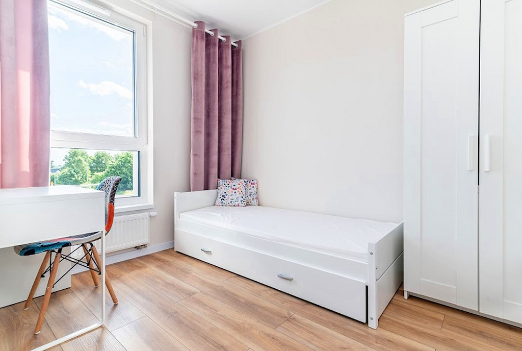 jedo z pomieszczeń w ekskluzywnym apartamencie na wynajem Gdynia okolice