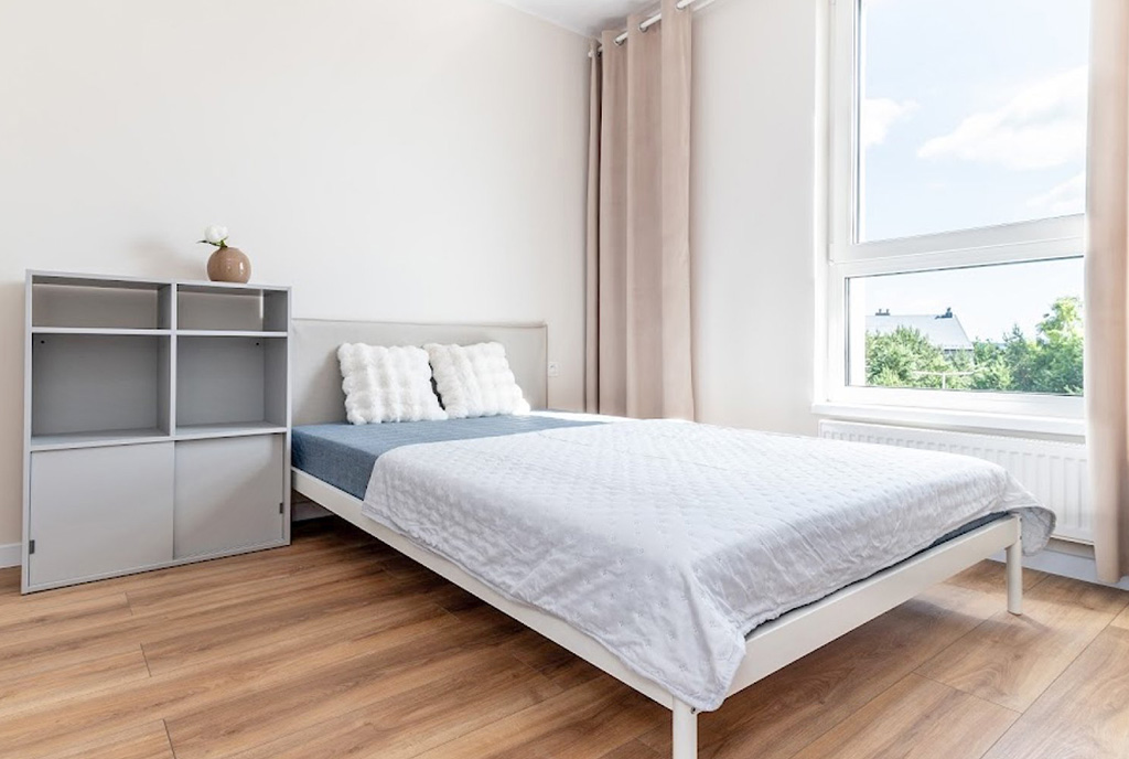 kameralna sypialnia w luksusowym apartamencie na wynajem Gdynia okolice