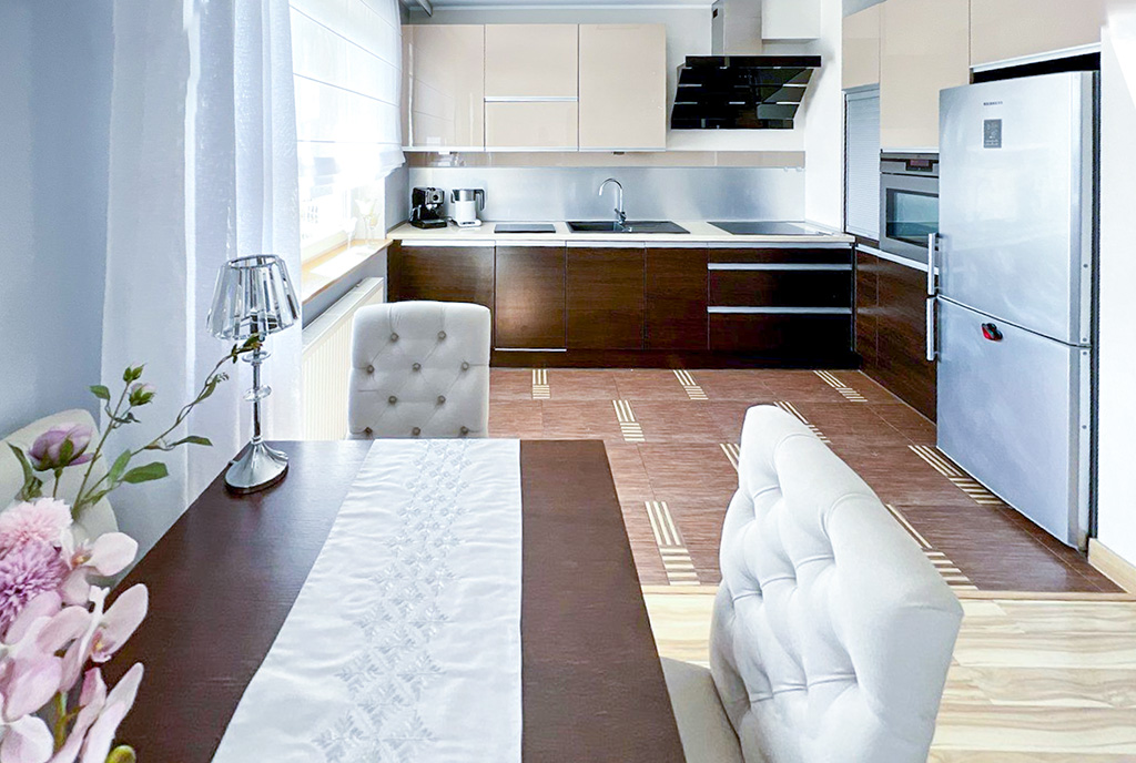 na zdjęciu jadalnia oraz kuchnia w luksusowym apartamencie do wynajmu Wałbrzych okolice