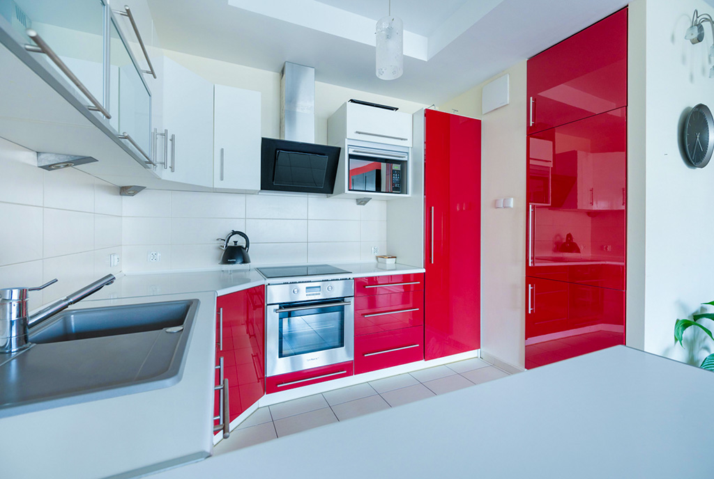dominujący kolor czerwony w kuchni luksusowego apartamentu na sprzedaż Gdańsk okolice