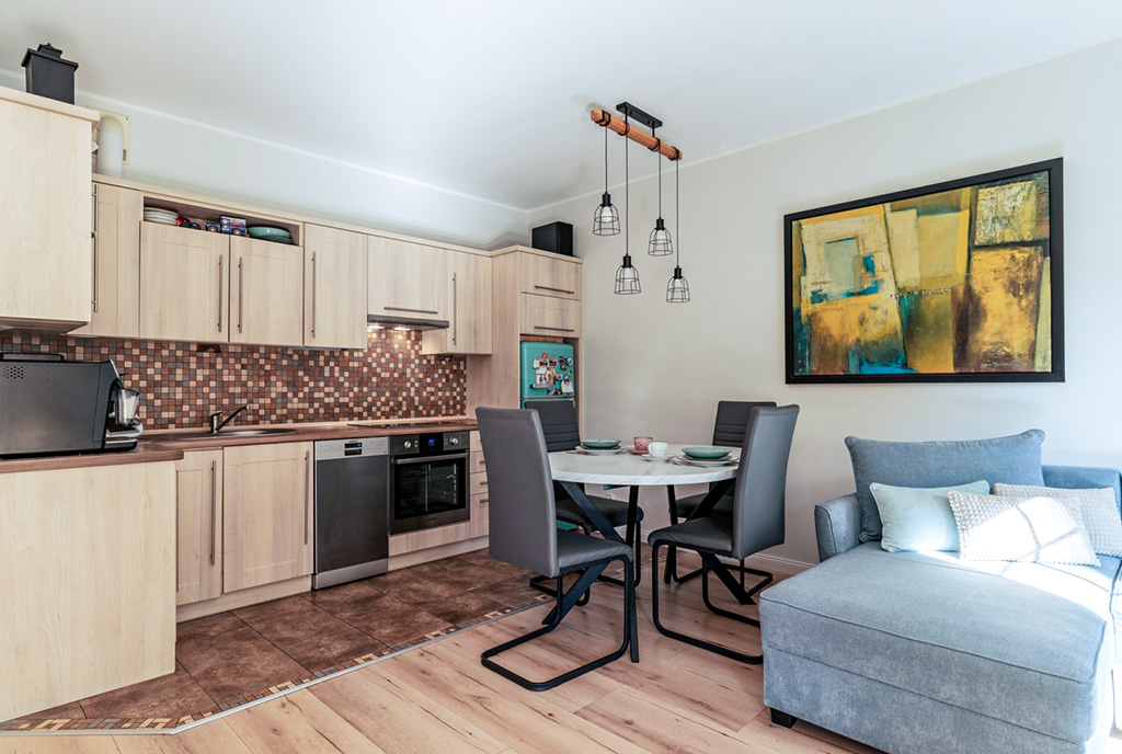 kuchnia oraz jadalnia w ekskluzywnym apartamencie na sprzedaż Gdańsk