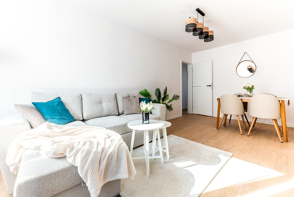 druga strona pokoju dziennego w luksusowym apartamencie na sprzedaż Gdynia okolice