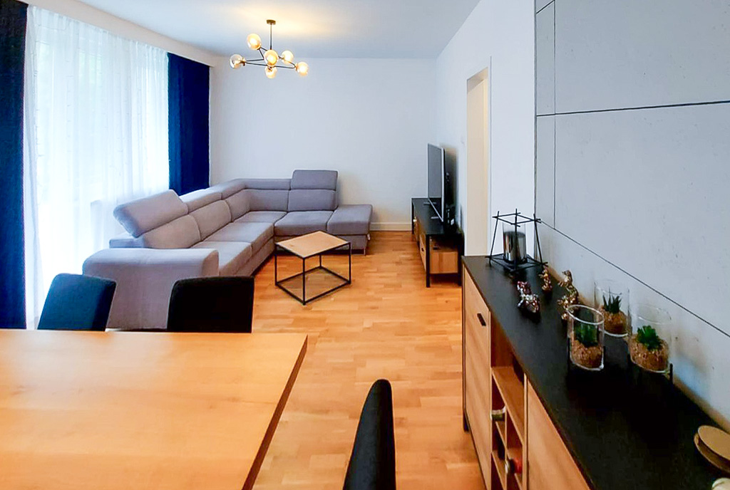 druga strona pokoju gościnnego w luksusowym apartamencie na sprzedaż Kielce