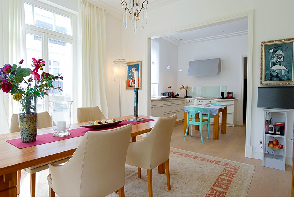 na pierwszym planie jadalnia w luksusowym apartamencie na sprzedaż Berlin