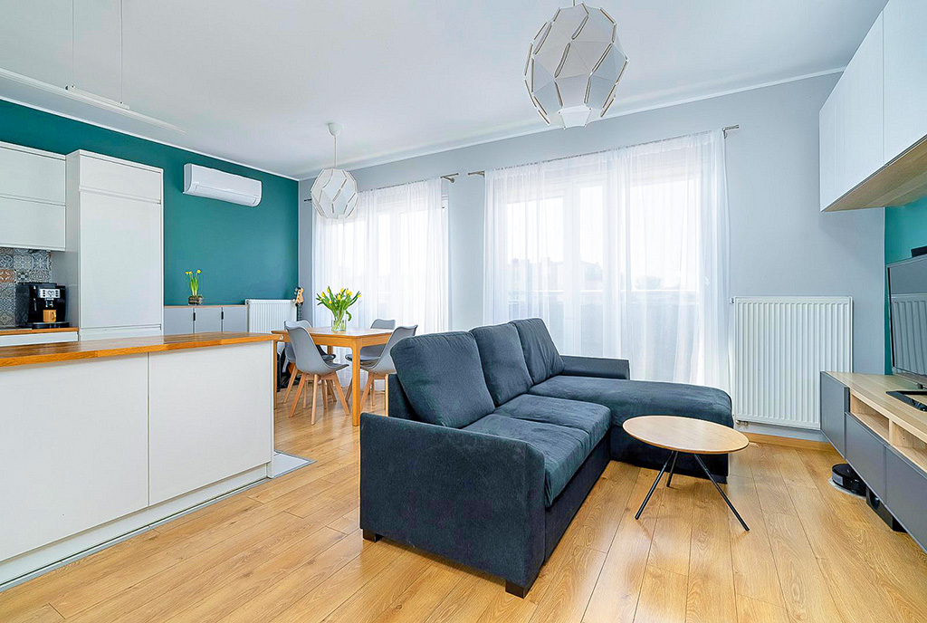 po lewej kuchnia, na wprost salon w ekskluzywnym apartamencie do sprzedaży Poznań okolice