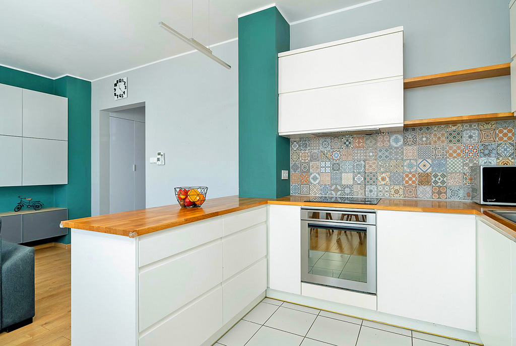 zaprojektowana w bieli kuchnia w ekskluzywnym apartamencie na sprzedaż Poznań okolice