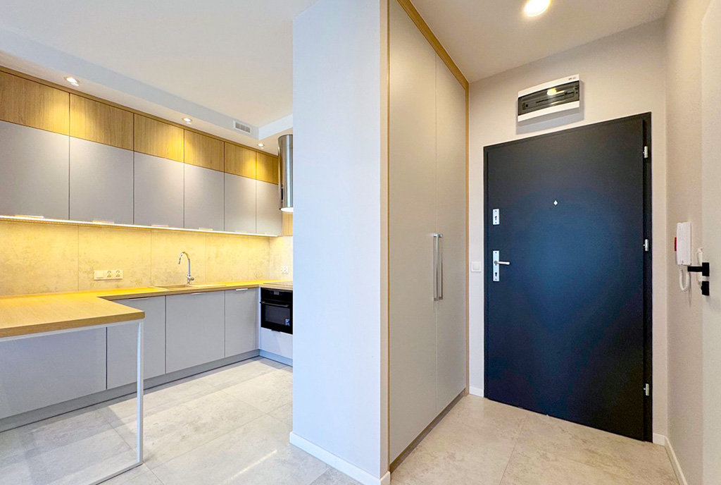 aneks kuchenny oraz korytarz w ekskluzywnym apartamencie na wynajem Szczecin