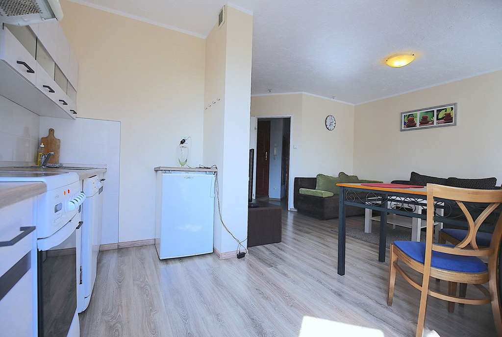 przestronny korytarz w ekskluzywnym apartamencie na wynajem Szczecin