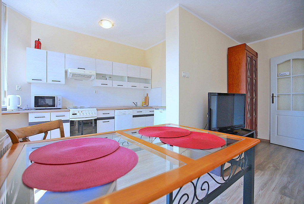 na pierwszym planie jadalnia w ekskluzywnym apartamencie na wynajem Szczecin