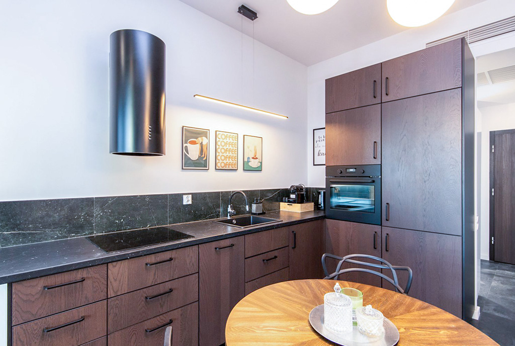 jadalni oraz kuchnia w luksusowym apartamencie do wynajmu Szczecin