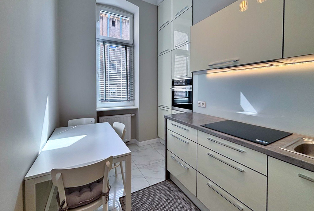 po lewej jadalnia, po prawej kuchnia w ekskluzywnym apartamencie na wynajem Szczecin