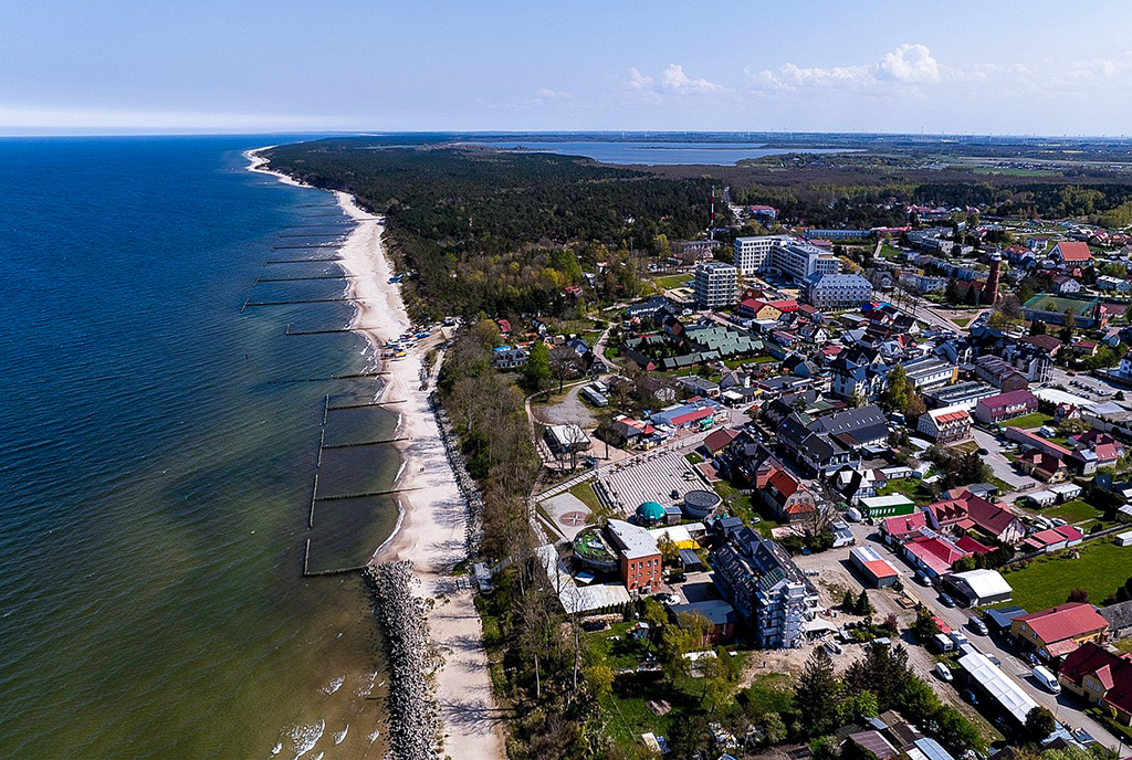 nadmorska okolica, gdzie znajduje się oferowany do sprzedaży luksusowy dom nad morzem
