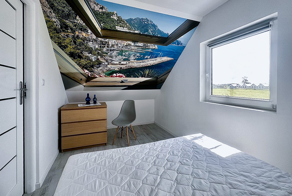 fragment eleganckiej sypialni w luksusowym domu na sprzedaż nad morzem