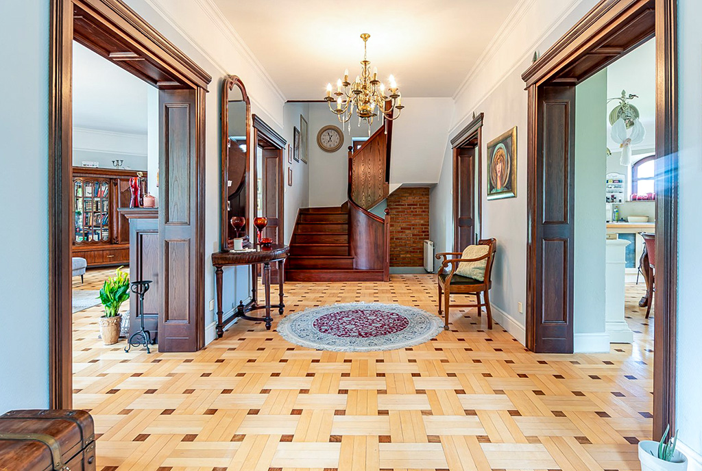 imponujący hol w ekskluzywnej willi na sprzedaż Elbląg okolice