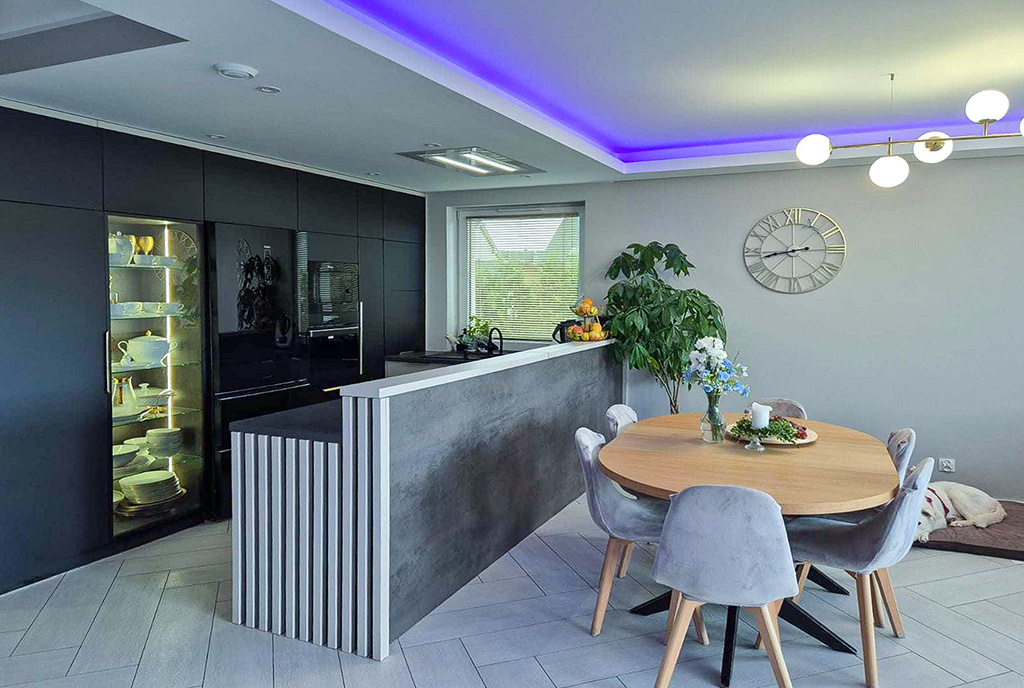 na zdjęciu jadalnia oraz kuchnia w luksusowej willi na sprzedaż Gdańsk okolice