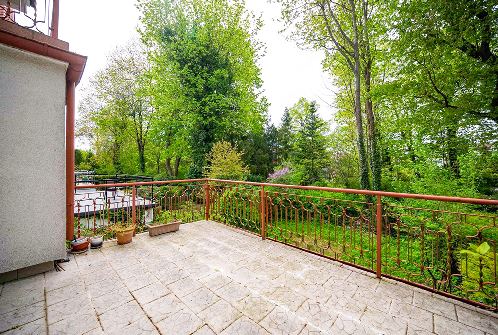 słoneczny taras przy ekskluzywnej willi na sprzedaż Gdynia