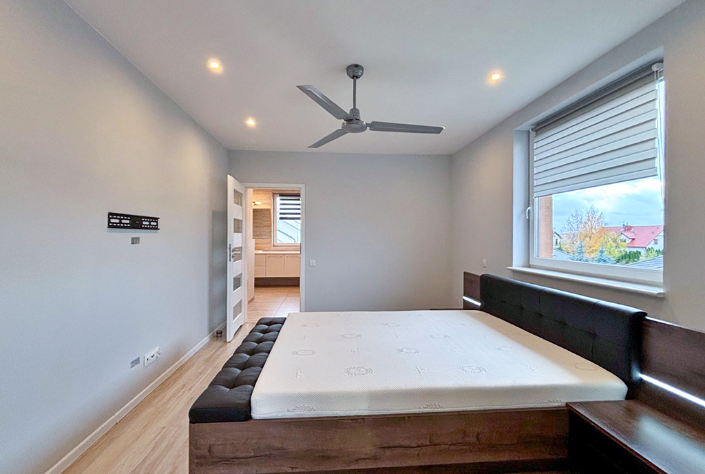 na zdjęciu komfortowa sypialnia w ekskluzywnej willi na wynajem Szczecin okolice