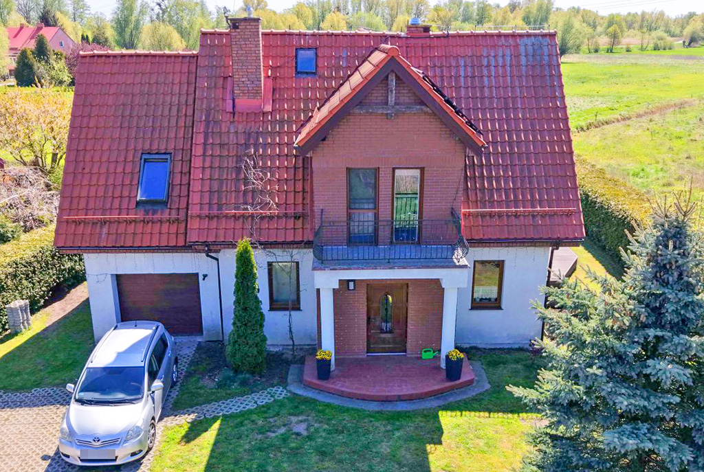 ujęcie z góry pokazujące ekskluzywną willę na sprzedaż Elbląg okolice