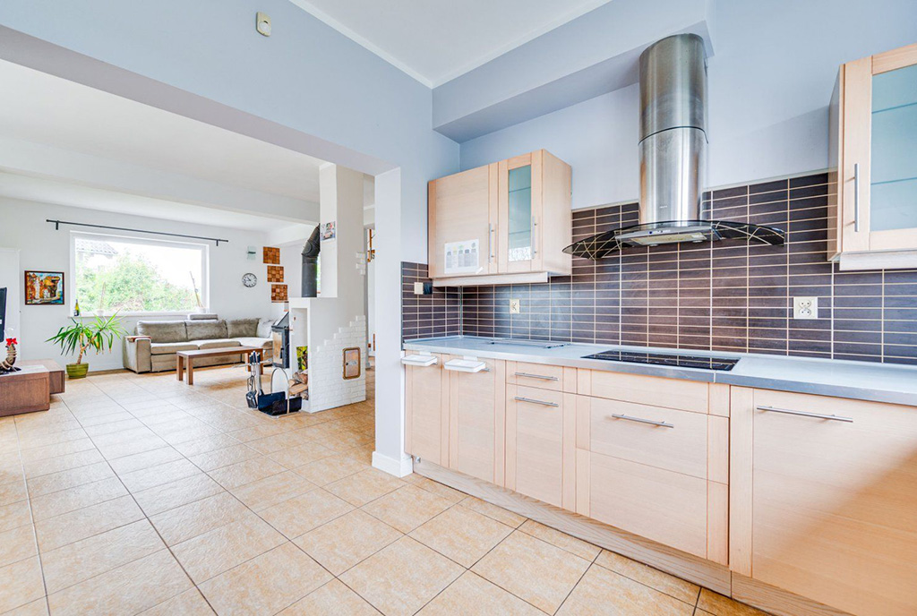 na pierwszym planie kuchnia w luksusowej willi na sprzedaż Gdańsk okolice