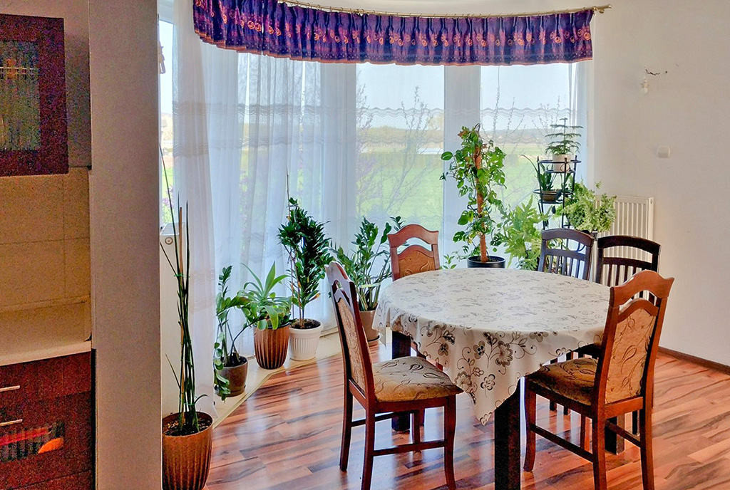 widok na jadalnię w luksusowej willi na sprzedaż Kielce okolice